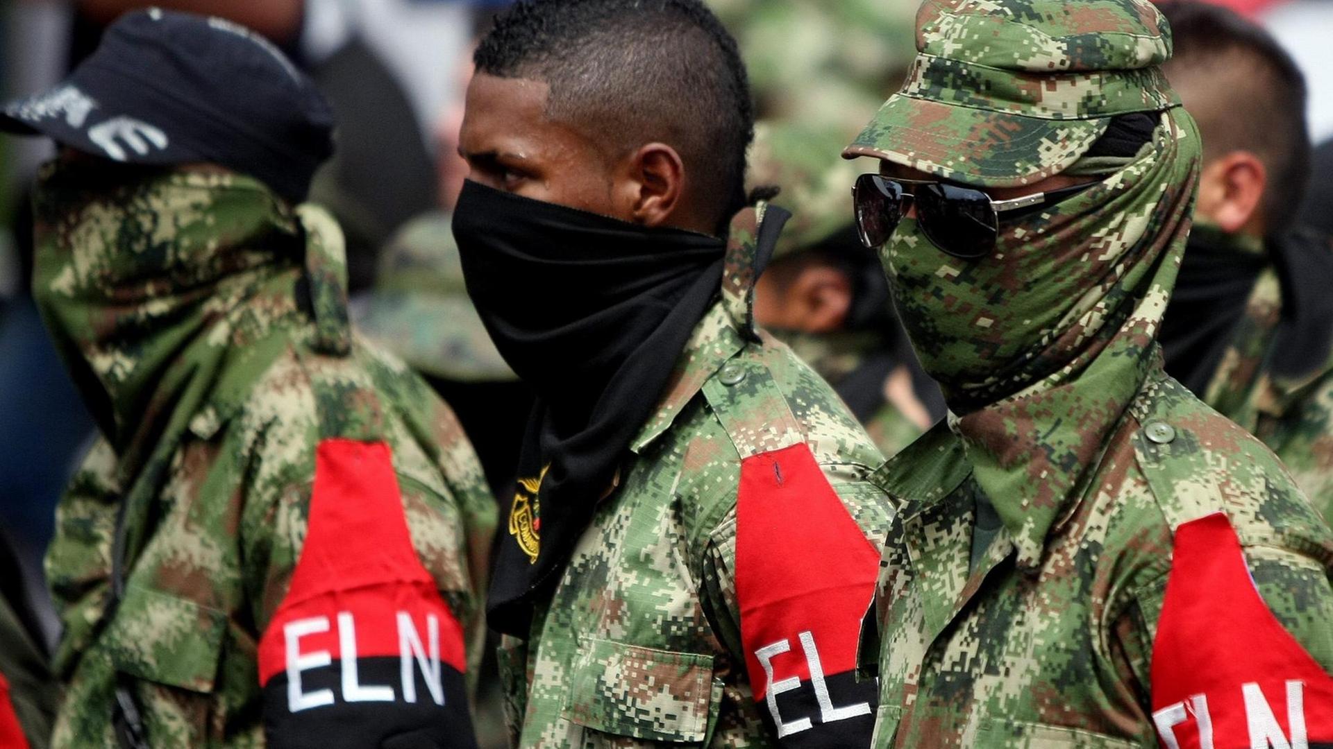 Kämpfer der ELN-Guerilla; sie tragen Tarnanzüge und sind vermummt. Kämpfer der ELN-Guerilla; sie tragen Tarnanzüge und sind vermummt.