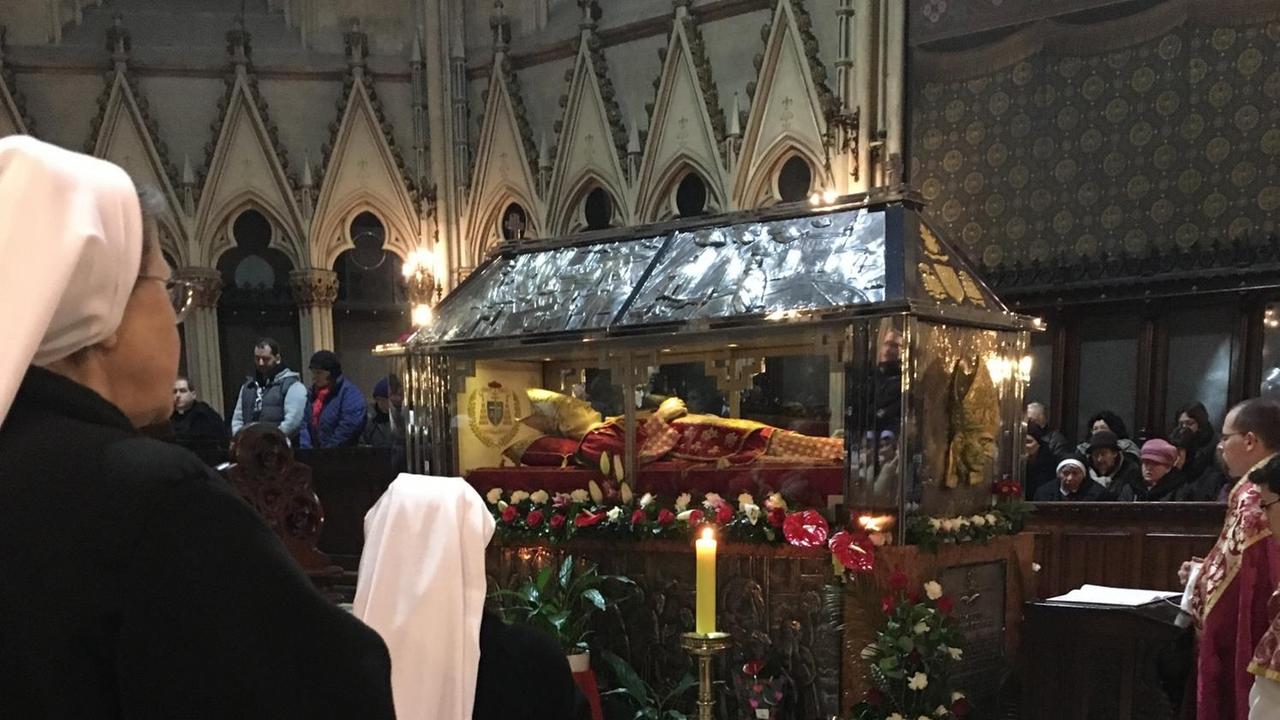 Am Todestag des ehemaligen Erzbischofs von Zagreb, lojzije Stepinac, versammeln sich jedes Jahr viele Gläubige am gläsernen Sarg mit seiner einbalsamierten Leiche in der Kathedrale von Zagreb Am Todestag des ehemaligen Erzbischofs von Zagreb, lojzije Stepinac, versammeln sich jedes Jahr viele Gläubige am gläsernen Sarg mit seiner einbalsamierten Leiche in der Kathedrale von Zagreb