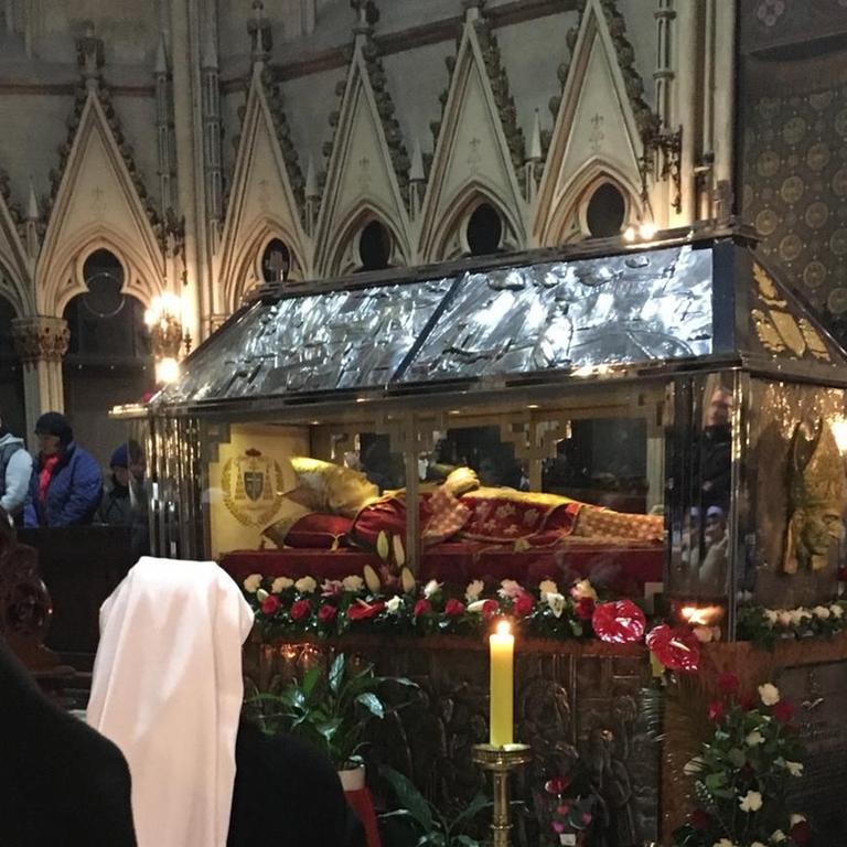 Am Todestag des ehemaligen Erzbischofs von Zagreb, lojzije Stepinac, versammeln sich jedes Jahr viele Gläubige am gläsernen Sarg mit seiner einbalsamierten Leiche in der Kathedrale von Zagreb