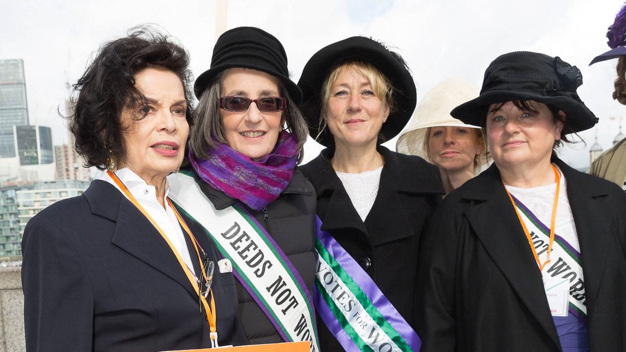 Bianca Jagger (li.) und Helen Pankhurst (2.v.li.) und weitere Frauenrechts-Aktivistinnen bei einem Frauenmarsch am 5. März 2017 Bianca Jagger (li.) und Helen Pankhurst (2.v.li.) und weitere Frauenrechts-Aktivistinnen bei einem Frauenmarsch am 5. März 2017
