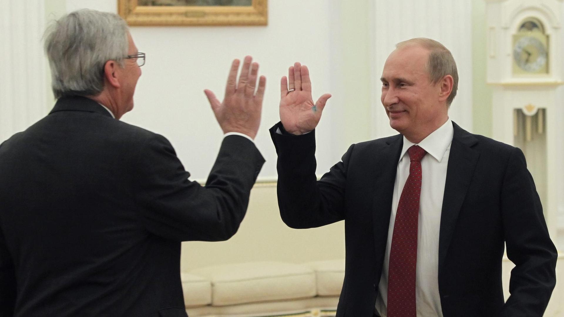 Bild aus dem Jahr 2012: Der russische Präsident Wladimir Putin (rechts) empfängt den damaligen Ministerpräsidenten Luxemburgs, Jean-Claude Juncker, in Moskau mit einem "High Five".