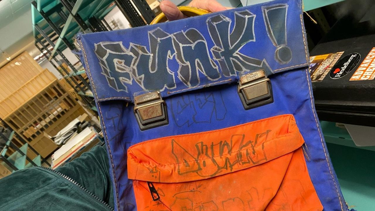 Schulranzen von Toni L. im Heidelberger Hip-Hop-Museum Schulranzen von Toni L. im Heidelberger Hip-Hop-Museum