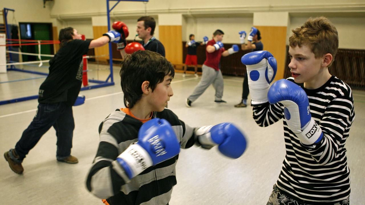 Schüler nehmen am Mittwoch (23.01.2008) in der Schule Slomanstieg in Hamburg an einem Boxtraining teil. Schüler nehmen am Mittwoch (23.01.2008) in der Schule Slomanstieg in Hamburg an einem Boxtraining teil.