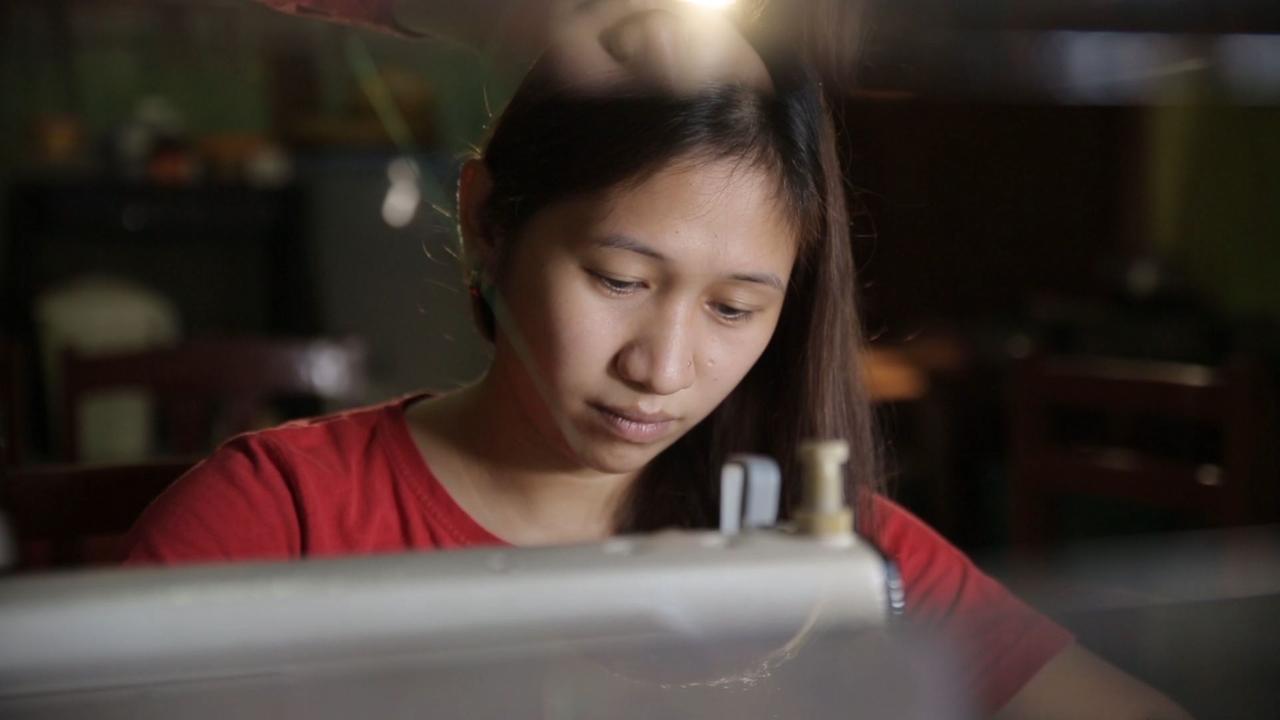 Jovelyn Enot träumt von einem festen Job als Näherin. Die 28-Jährige lebt in einem Armenviertel von Davao City auf den Philippinen. Jovelyn Enot träumt von einem festen Job als Näherin. Die 28-Jährige lebt in einem Armenviertel von Davao City auf den Philippinen.