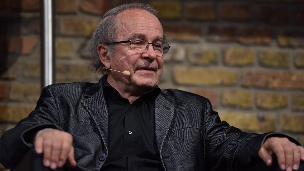 Der Theologe sowie Zen- und Yogalehrer Michael von Brück liest und diskutiert am 06.06.2019 in Köln auf der 7. phil.cologne, dem größten deutschen Philosophie-Festival. Der Theologe sowie Zen- und Yogalehrer Michael von Brück liest und diskutiert am 06.06.2019 in Köln auf der 7. phil.cologne, dem größten deutschen Philosophie-Festival.