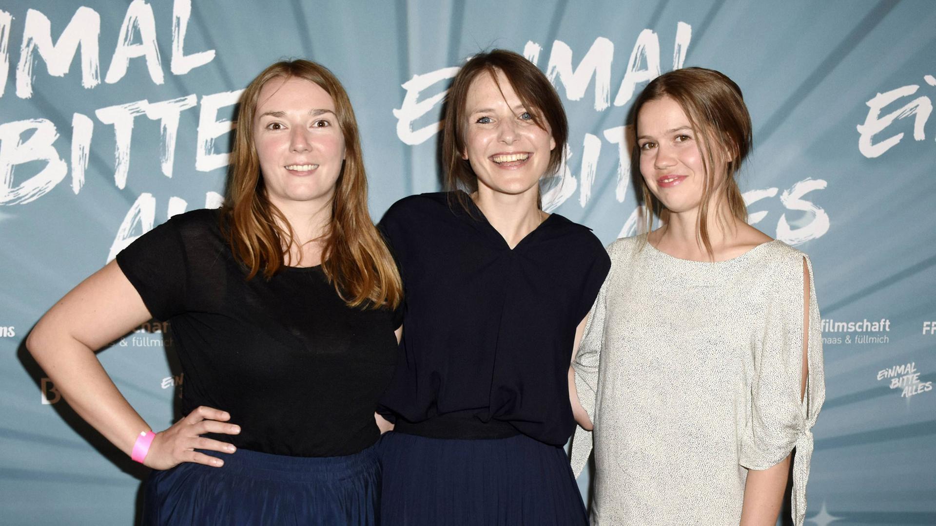 Madeleine Fricke, Helena Hufnagel und Sina Flammang bei der Premiere des Kinofilms "Einmal Bitte Alles" im Kino am Sendlinger Tor Madeleine Fricke, Helena Hufnagel und Sina Flammang bei der Premiere des Kinofilms "Einmal Bitte Alles" im Kino am Sendlinger Tor