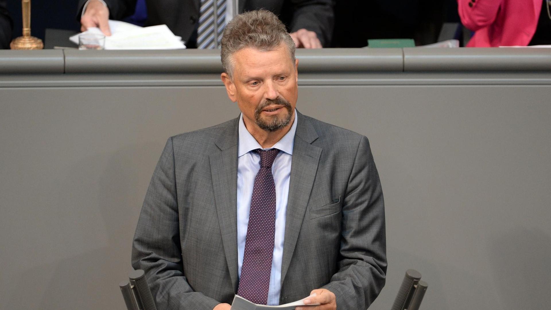 Der Bundestagsabgeordnete Gernot Erler (SPD) spricht am 24.04.2015 im Deutschen Bundestag in Berlin anlässlich der Debatte zu den Massakern an Armeniern 1915/16. Foto: Britta Pedersen/dpa (zu dpa "Erler: Deutschland will Türkei und Armenien bei Versöhnung helfen" vom 24.04.2015) | Verwendung weltweit Der Bundestagsabgeordnete Gernot Erler (SPD) spricht am 24.04.2015 im Deutschen Bundestag in Berlin anlässlich der Debatte zu den Massakern an Armeniern 1915/16. Foto: Britta Pedersen/dpa (zu dpa "Erler: Deutschland will Türkei und Armenien bei Versöhnung helfen" vom 24.04.2015) | Verwendung weltweit