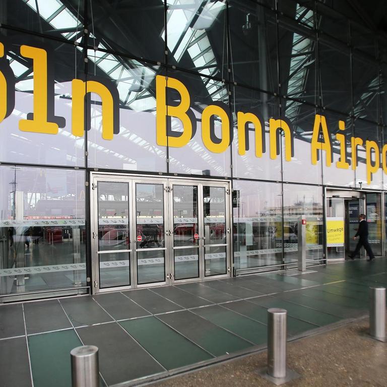"Köln Bonn Airport" ist am Zugang des Terminal 2 des Flughafens Köln/Bonn zu lesen.