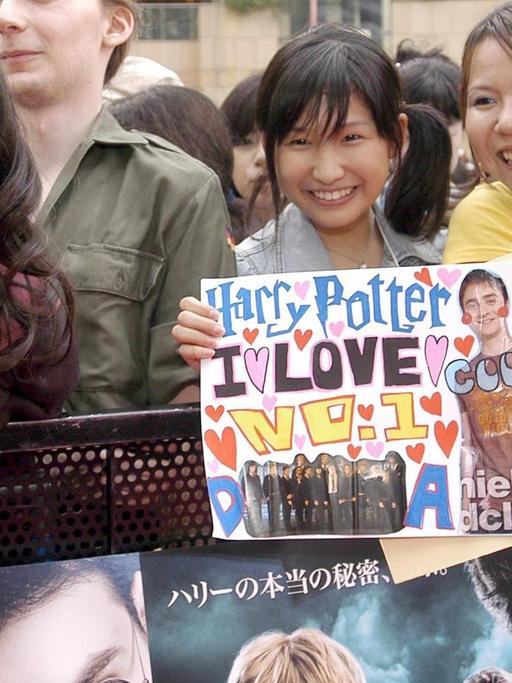 Japanische Jugendliche warten auf dem Roten Teppich auf Daniel Radcliffe
