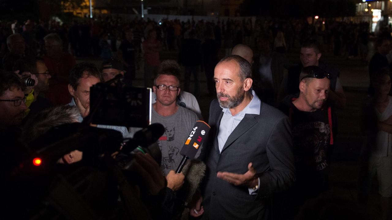 Alexander Ahrens (parteilos), Oberbürgermeisters von Bautzen, beantwortet auf dem Kornmarkt in Bautzen die Fragen der Journalisten. Alexander Ahrens (parteilos), Oberbürgermeisters von Bautzen, beantwortet auf dem Kornmarkt in Bautzen die Fragen der Journalisten.
