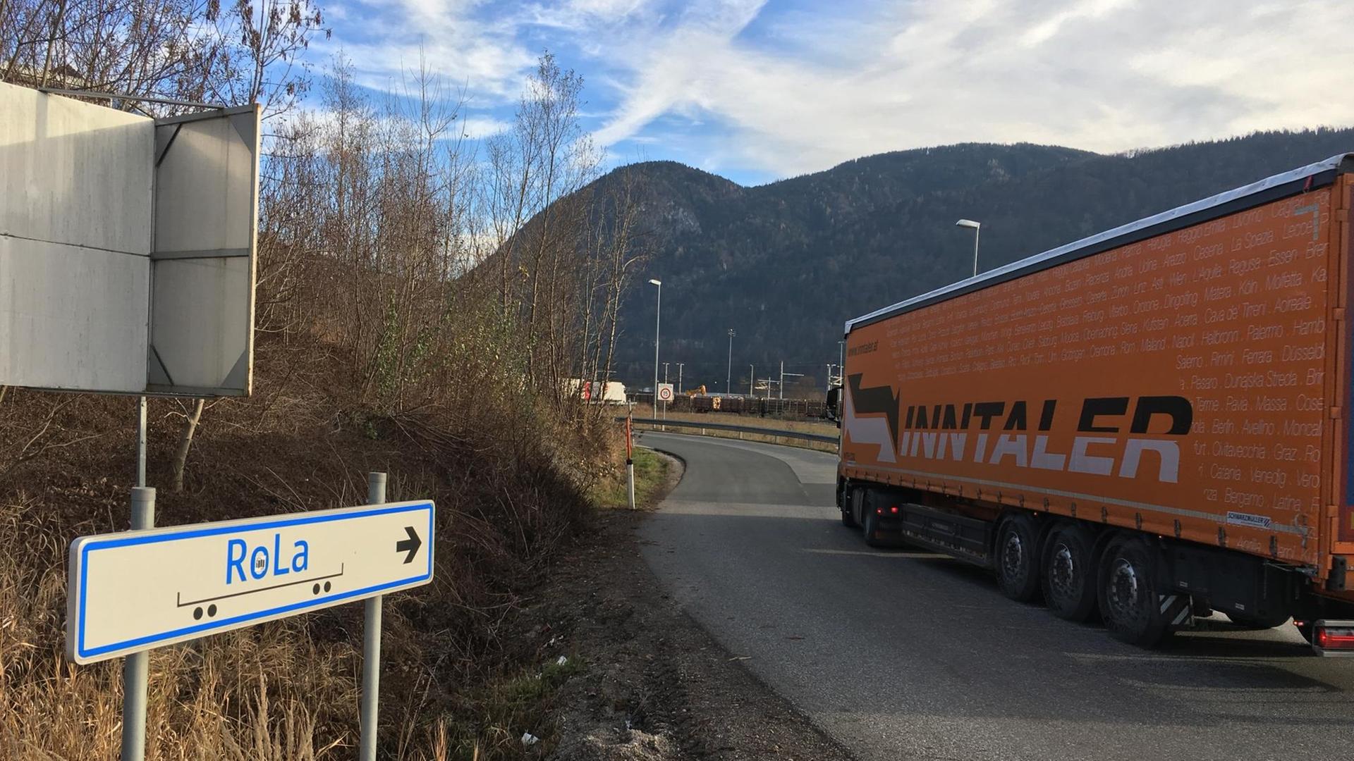 Ein LKW fährt in die Richtung der Güterbahnhof Rola in Wörgl, Österreich zu.