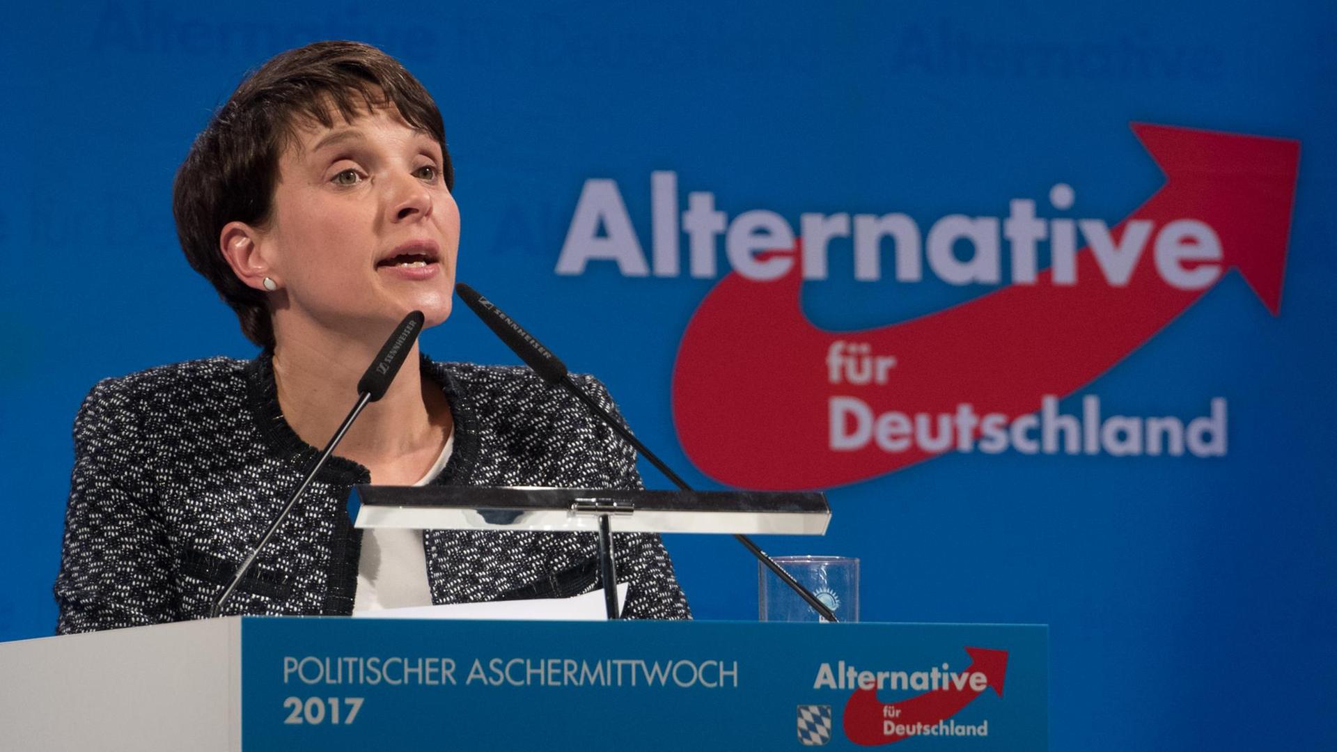 Die AfD-Bundesvorsitzende, Frauke Petry, beim Politischen Aschermittwoch in Osterhofen Die AfD-Bundesvorsitzende, Frauke Petry, beim Politischen Aschermittwoch in Osterhofen