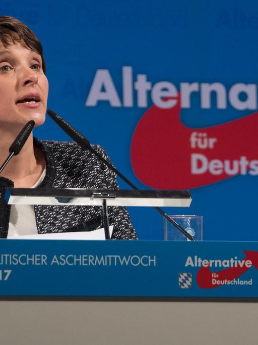Die AfD-Bundesvorsitzende, Frauke Petry, beim Politischen Aschermittwoch in Osterhofen