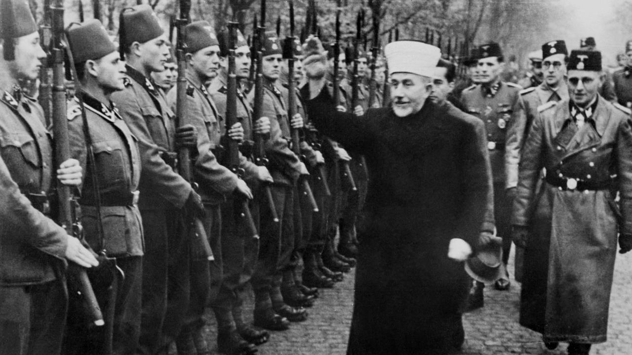 Der Großmufti von Jerusalem, Mohammad Amin Al-Husseini, besucht am 13. Januar 1944 eine bosnische Freiwilligendivision der Waffen-SS.
Der Großmufti von Jerusalem, Mohammad Amin Al-Husseini, besucht am 13. Januar 1944 eine bosnische Freiwilligendivision der Waffen-SS.