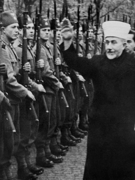 Der Großmufti von Jerusalem, Mohammad Amin Al-Husseini, besucht am 13. Januar 1944 eine bosnische Freiwilligendivision der Waffen-SS.