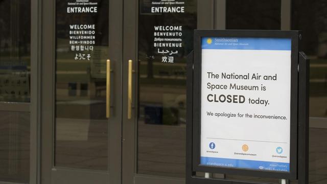 Ein Schild informiert darüber, dass das Smithsonian Institution National Air and Space Museum in Washington wegen des "Shutdowns" geschlossen ist.
