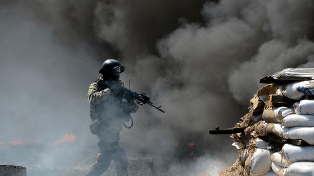 Ukrainische Spezialeinheiten drängen prorussische Separatisten in Slawjansk in der Ost-Ukraine zurück.