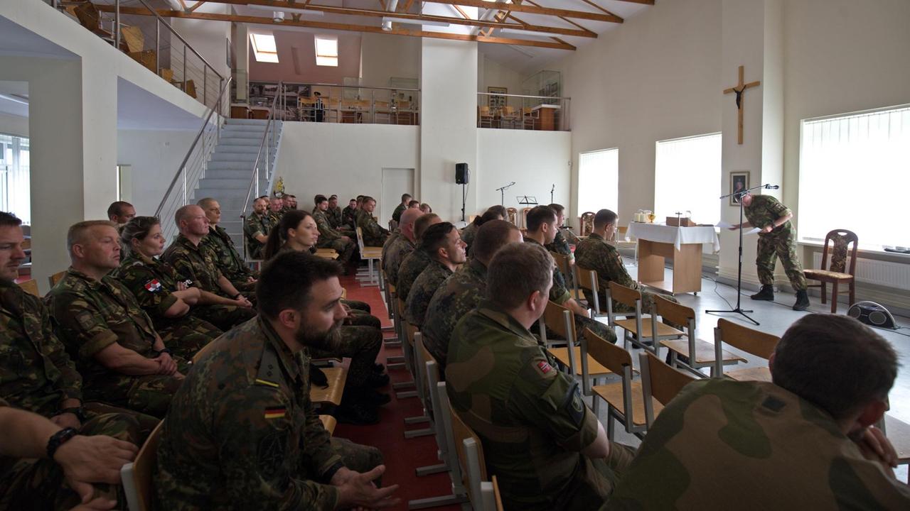 Gottesdienst in der Kaserne. Seit Anfang des Jahres ist die NATO mit einer Battle Group in Litauen präsent. Militärkaplan in dem multinationalen Corps ist der Holländer Gert-Jan van Dierendonck. Gottesdienst in der Kaserne. Seit Anfang des Jahres ist die NATO mit einer Battle Group in Litauen präsent. Militärkaplan in dem multinationalen Corps ist der Holländer Gert-Jan van Dierendonck.