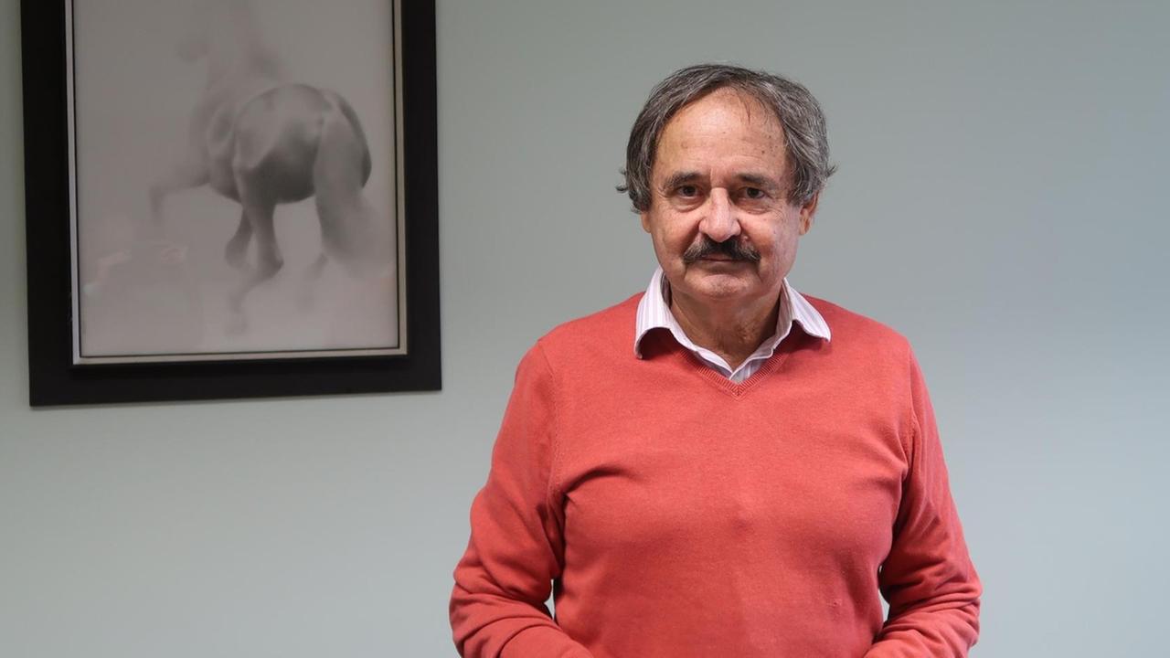 György Raskó betreibt industrielle Landwirtschaft und kooperiert mit etwa 100 kleineren Bauern. Er steht in rotem Pullover in schlichtem Büro. György Raskó betreibt industrielle Landwirtschaft und kooperiert mit etwa 100 kleineren Bauern. Er steht in rotem Pullover in schlichtem Büro.