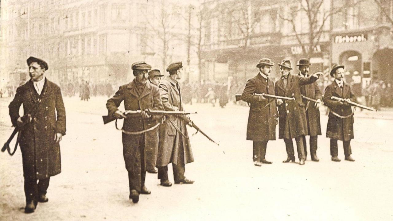 Spartakisten mit Gewehren in Berlin Spartakisten mit Gewehren in Berlin