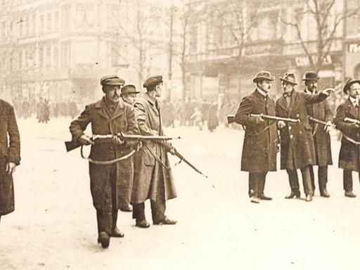 Spartakisten mit Gewehren in Berlin
