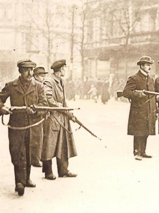 Spartakisten mit Gewehren in Berlin