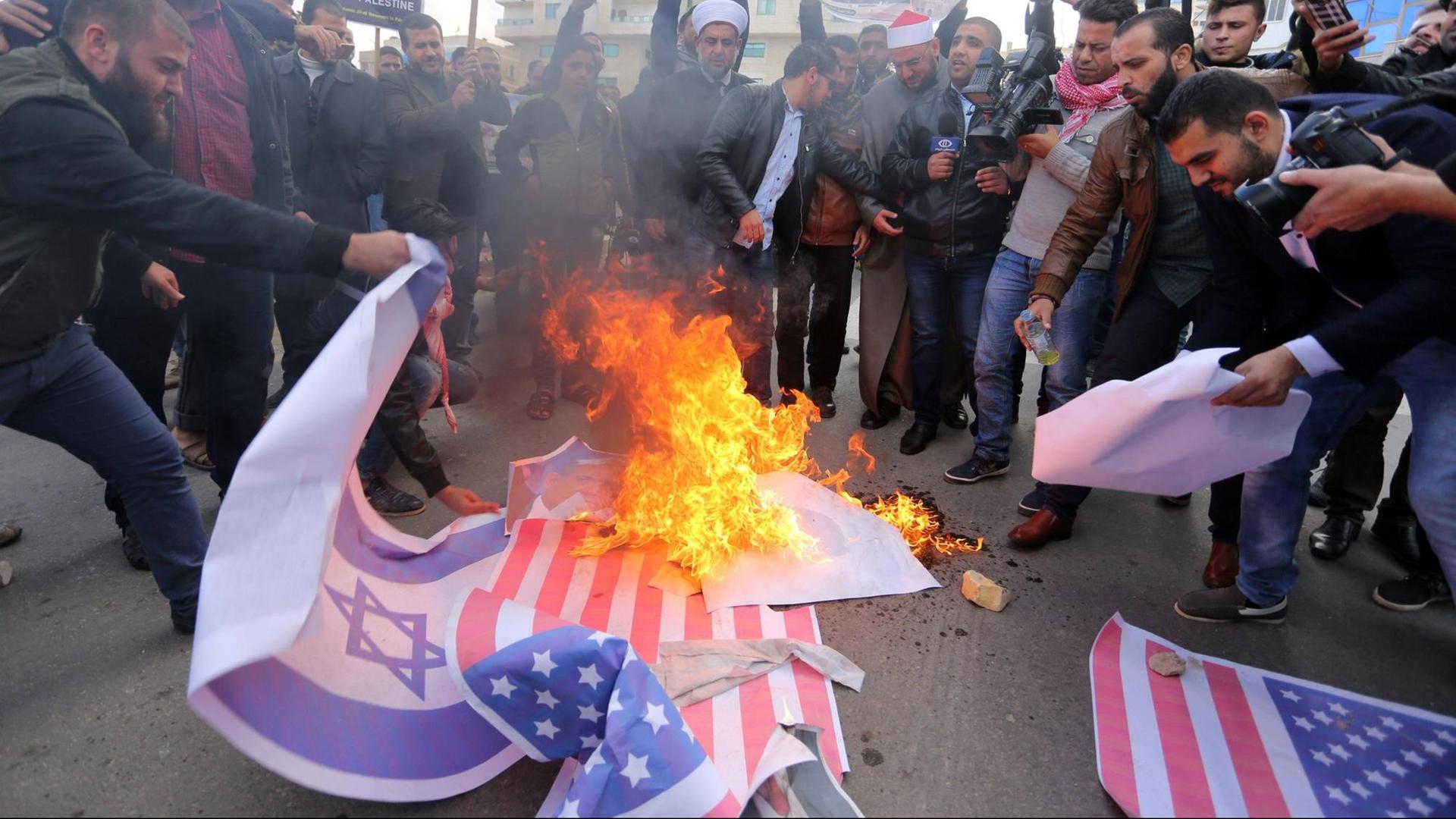 Palästinenser verbrennen am 7. Dezember 2017 israelische und US-amerikanische Flaggen im Gazastreifen Palästinenser verbrennen am 7. Dezember 2017 israelische und US-amerikanische Flaggen im Gazastreifen