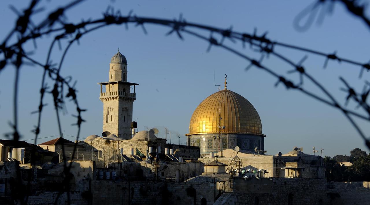 Der Felsendom in Jerusalem, aufgenommen am 18.07.2010. Im Vordergrund ist Stacheldraht zu sehen. Der Felsendom ist das wohl bekannteste Wahrzeichen Jerusalems sowie eines der Hauptheiligt Der Felsendom in Jerusalem, aufgenommen am 18.07.2010. Im Vordergrund ist Stacheldraht zu sehen. Der Felsendom ist das wohl bekannteste Wahrzeichen Jerusalems sowie eines der Hauptheiligt