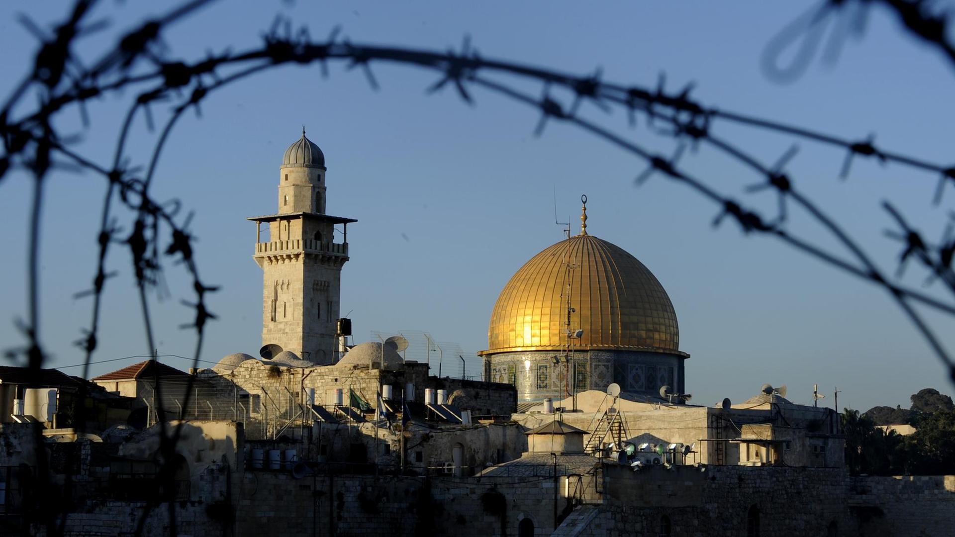Der Felsendom in Jerusalem, aufgenommen am 18.07.2010. Im Vordergrund ist Stacheldraht zu sehen. Der Felsendom ist das wohl bekannteste Wahrzeichen Jerusalems sowie eines der Hauptheiligt Der Felsendom in Jerusalem, aufgenommen am 18.07.2010. Im Vordergrund ist Stacheldraht zu sehen. Der Felsendom ist das wohl bekannteste Wahrzeichen Jerusalems sowie eines der Hauptheiligt