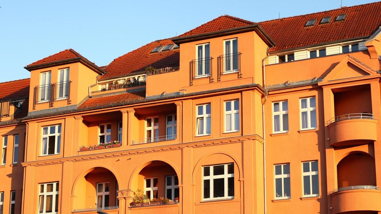 17.09.2017, Berlin: Sonne fällt auf einen Altbau im Stadtteil Friedenau. Foto: Wolfram Steinberg/dpa | Verwendung weltweit 17.09.2017, Berlin: Sonne fällt auf einen Altbau im Stadtteil Friedenau. Foto: Wolfram Steinberg/dpa | Verwendung weltweit