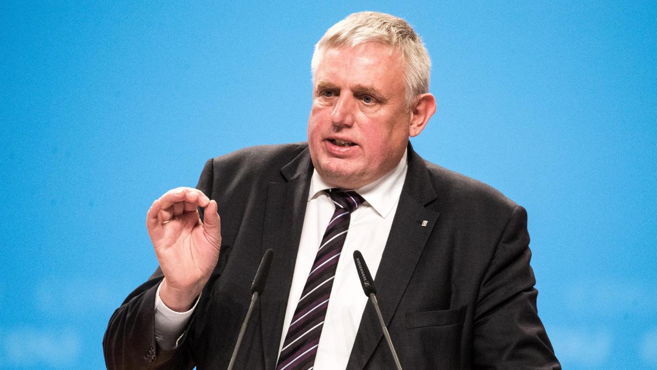 Karl-Josef Laumann spricht in Köln beim Parteitag der CDU bei der Bewerbungsrede für die weiteren Mitglieder des Präsidiums der CDU. Karl-Josef Laumann spricht in Köln beim Parteitag der CDU bei der Bewerbungsrede für die weiteren Mitglieder des Präsidiums der CDU.