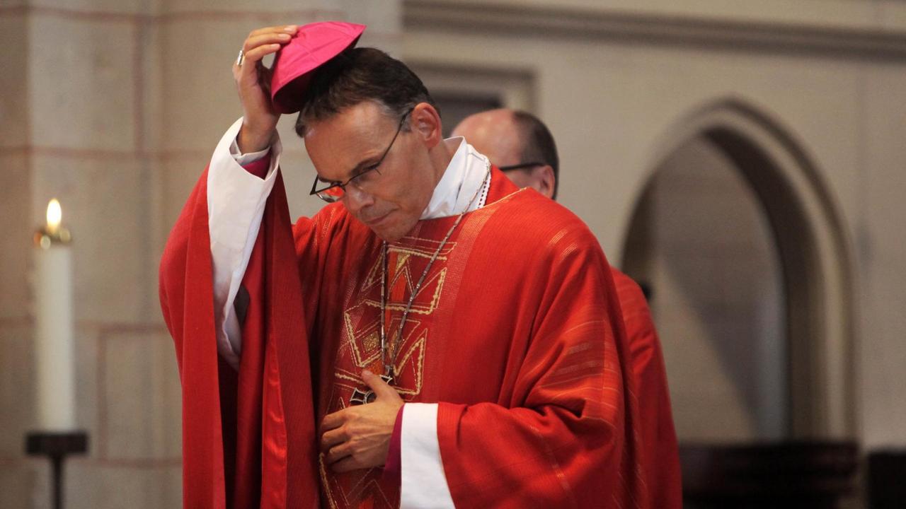Der ehemalige Limburger Bischof Franz-Peter Tebartz-van Elst bei einem Gottesdienst. Der ehemalige Limburger Bischof Franz-Peter Tebartz-van Elst bei einem Gottesdienst.