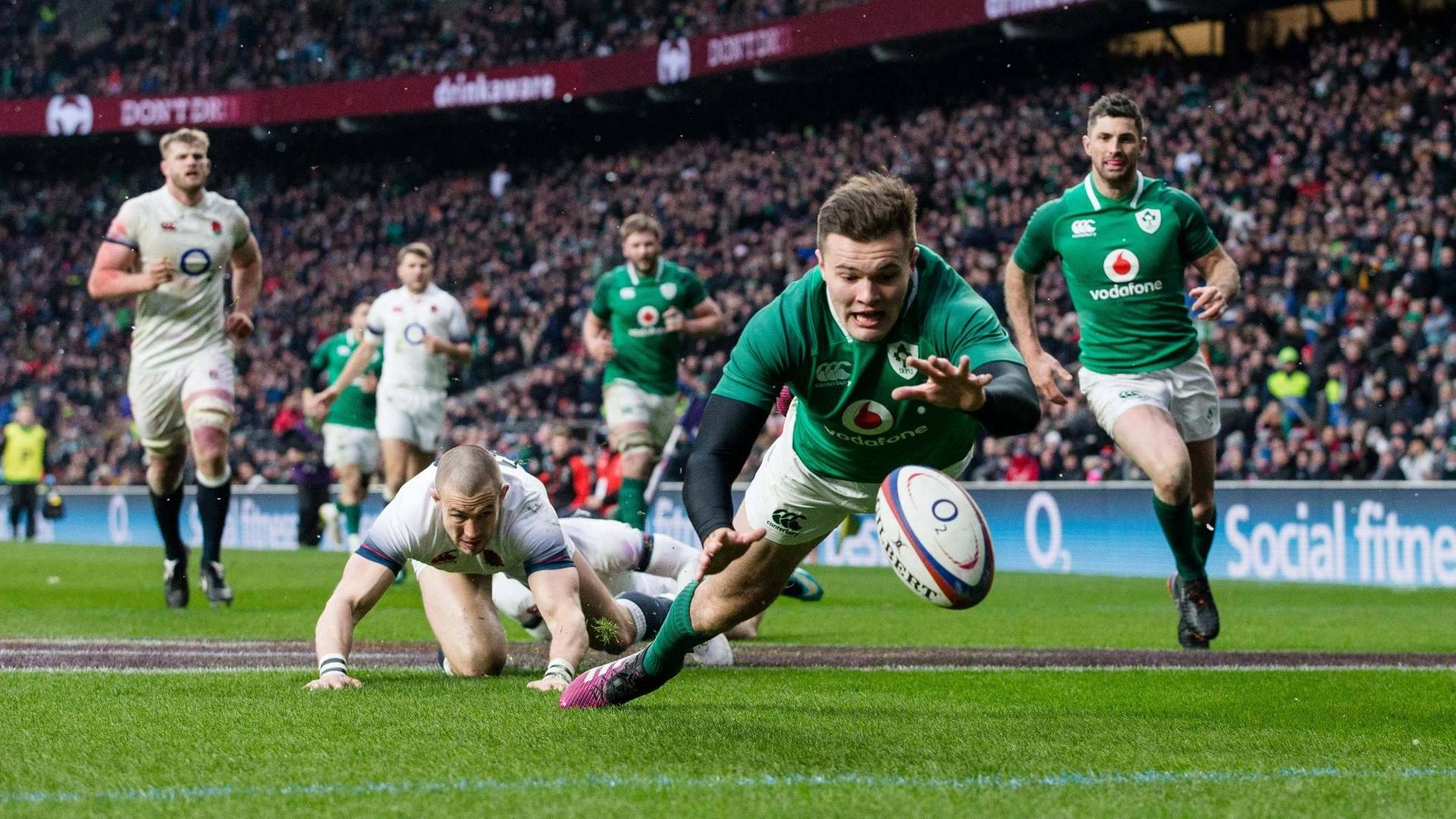 Irlands Jacob Stockdale streckt sich zum geglückten Versuch beim Six Nations-Sieg gegen England in Twickenham. Irlands Jacob Stockdale streckt sich zum geglückten Versuch beim Six Nations-Sieg gegen England in Twickenham.