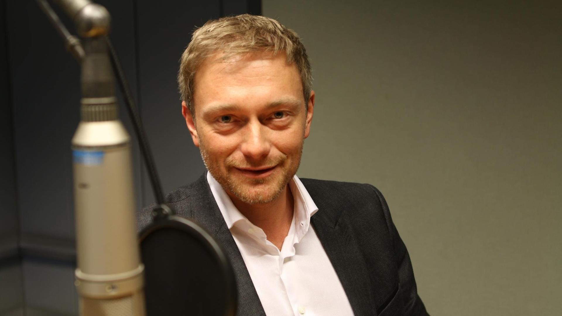 Christian Lindner (FDP) im Studiogespräch des Deutschlandfunks. Christian Lindner (FDP) im Studiogespräch des Deutschlandfunks.