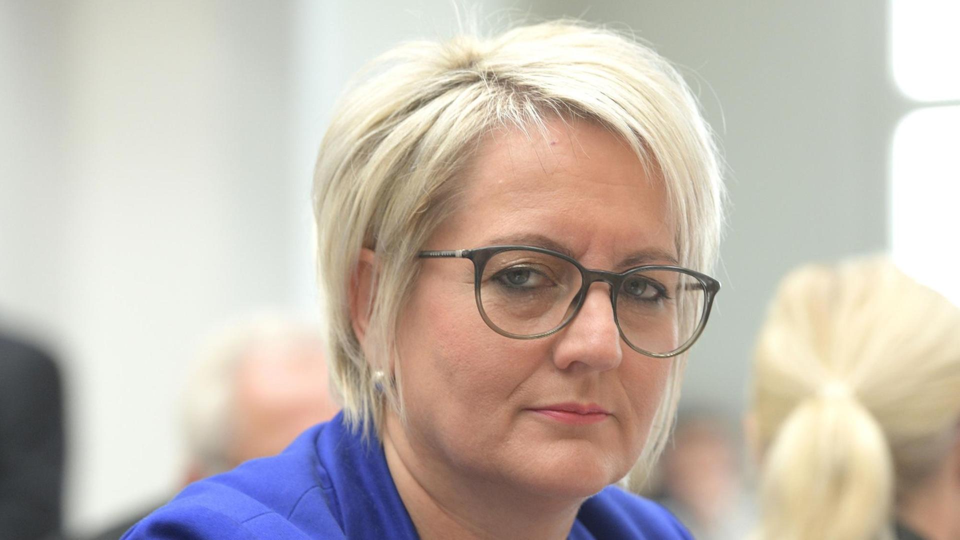 Die saarländische CDU-Politikerin Ruth Meyer bei einer Sitzung des Landtags. Die saarländische CDU-Politikerin Ruth Meyer bei einer Sitzung des Landtags.