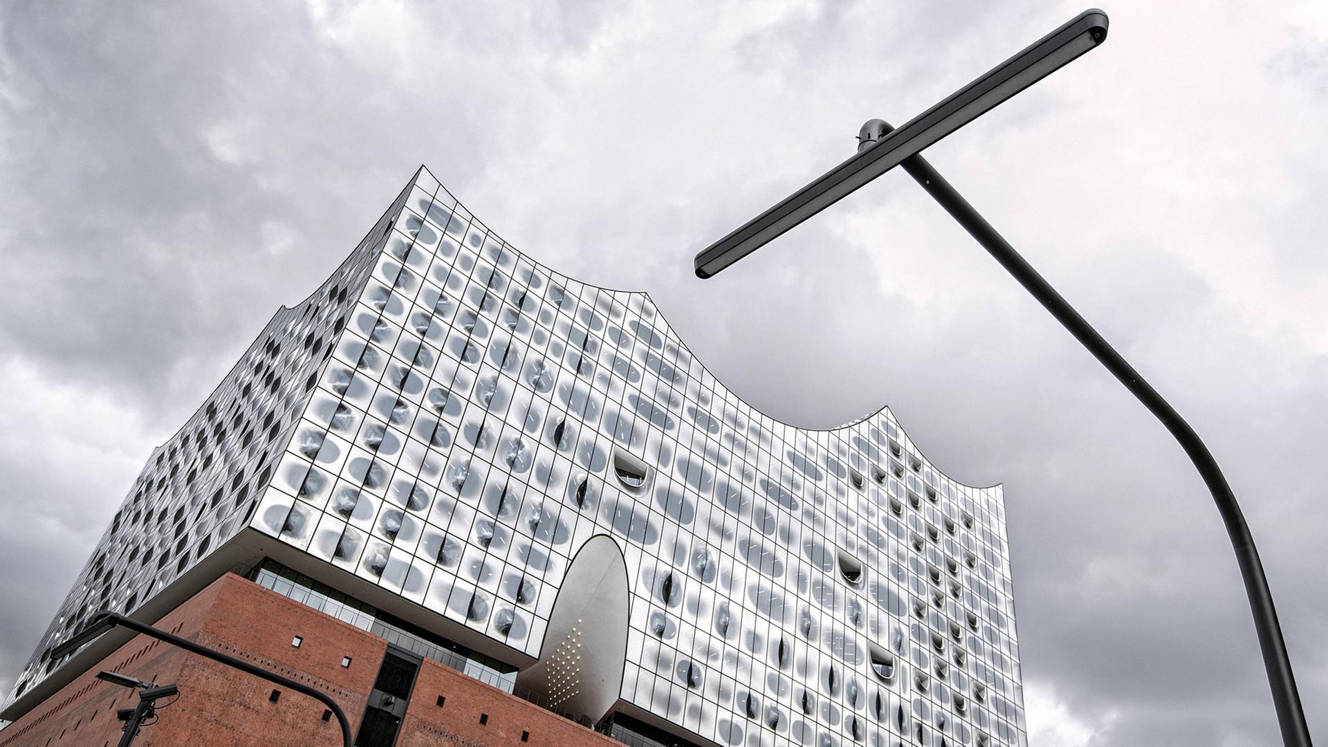 Nach langer Bauzeit endlich fertig: Das Konzerthaus Elbphilharmonie in der Hamburger HafenCity wird am 4. November 2016 eingeweiht. Entwurf und Planung des Gebäudes stammen vom Basler Architekturbüro Herzog & de Meuron.