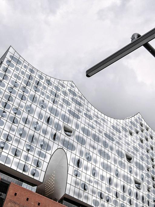 Nach langer Bauzeit endlich fertig: Das Konzerthaus Elbphilharmonie in der Hamburger HafenCity wird am 4. November 2016 eingeweiht. Entwurf und Planung des Gebäudes stammen vom Basler Architekturbüro Herzog & de Meuron.
