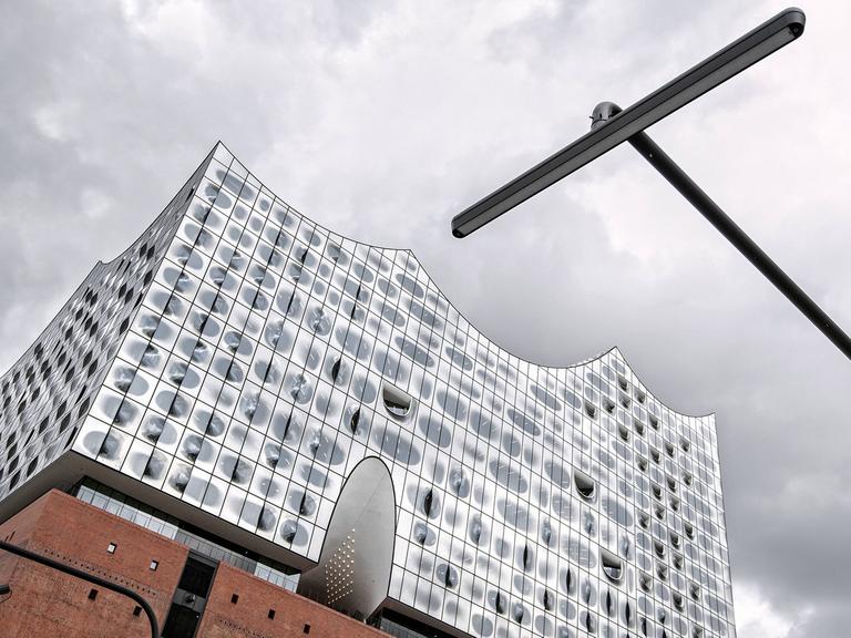 Nach langer Bauzeit endlich fertig: Das Konzerthaus Elbphilharmonie in der Hamburger HafenCity wird am 4. November 2016 eingeweiht. Entwurf und Planung des Gebäudes stammen vom Basler Architekturbüro Herzog & de Meuron.