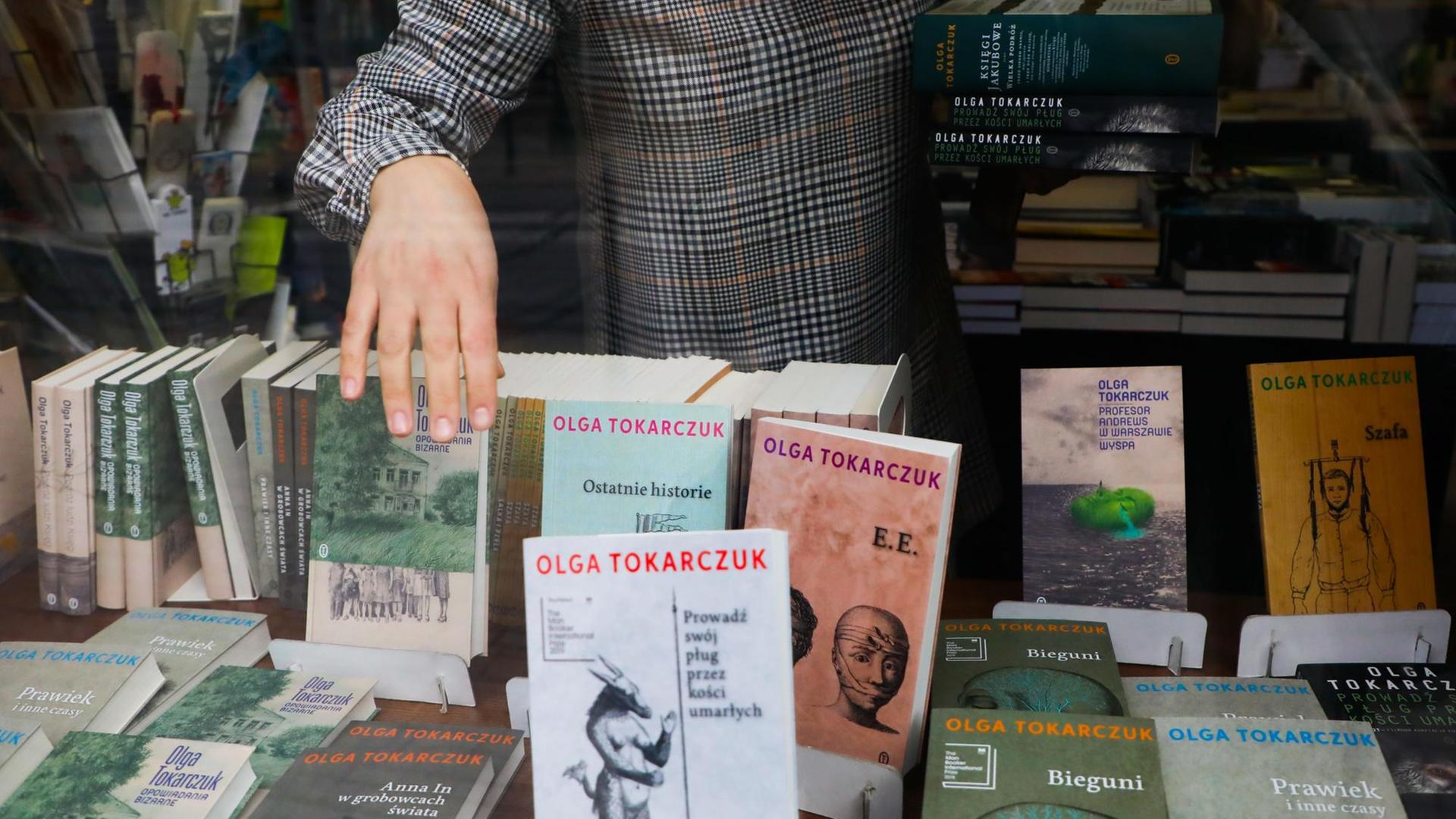 Bücher der polnischen Autorin Olga Tokarczuk in einem Schaufenster einer Buchhandlung in Warschau Bücher der polnischen Autorin Olga Tokarczuk in einem Schaufenster einer Buchhandlung in Warschau
