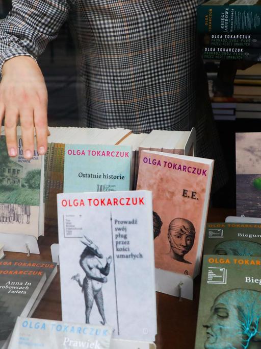 Bücher der polnischen Autorin Olga Tokarczuk in einem Schaufenster einer Buchhandlung in Warschau