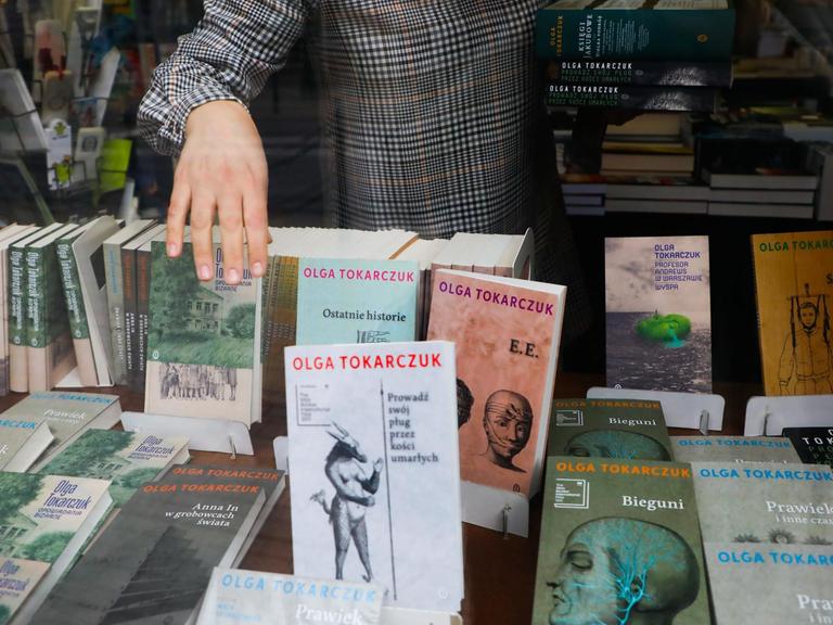 Bücher der polnischen Autorin Olga Tokarczuk in einem Schaufenster einer Buchhandlung in Warschau