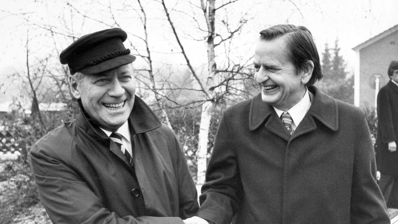 Schmidt (l, SPD) am 03.12.1982 vor seinem Privathaus in Hamburg Langenhorn den schwedischen Ministerpräsidenten Olof Palme mit einem Händedruck. Palme, der sich zu einem eintägigen offiziellen Besuch in Hamburg aufhält, ist bei den Schmidts zum Mittagessen eingeladen.