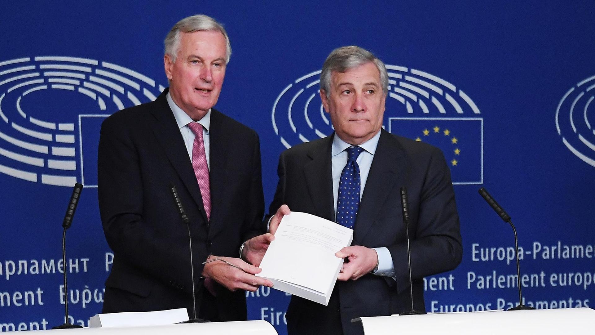 Der Brexit-Chefunterhändler der EU, Michel Barnier, und EU-Parlamentspräsident Antonio Tajani halten in Straßburg den Entwurf des Brexit-Vertrags in den Händen. Der Brexit-Chefunterhändler der EU, Michel Barnier, und EU-Parlamentspräsident Antonio Tajani halten in Straßburg den Entwurf des Brexit-Vertrags in den Händen.