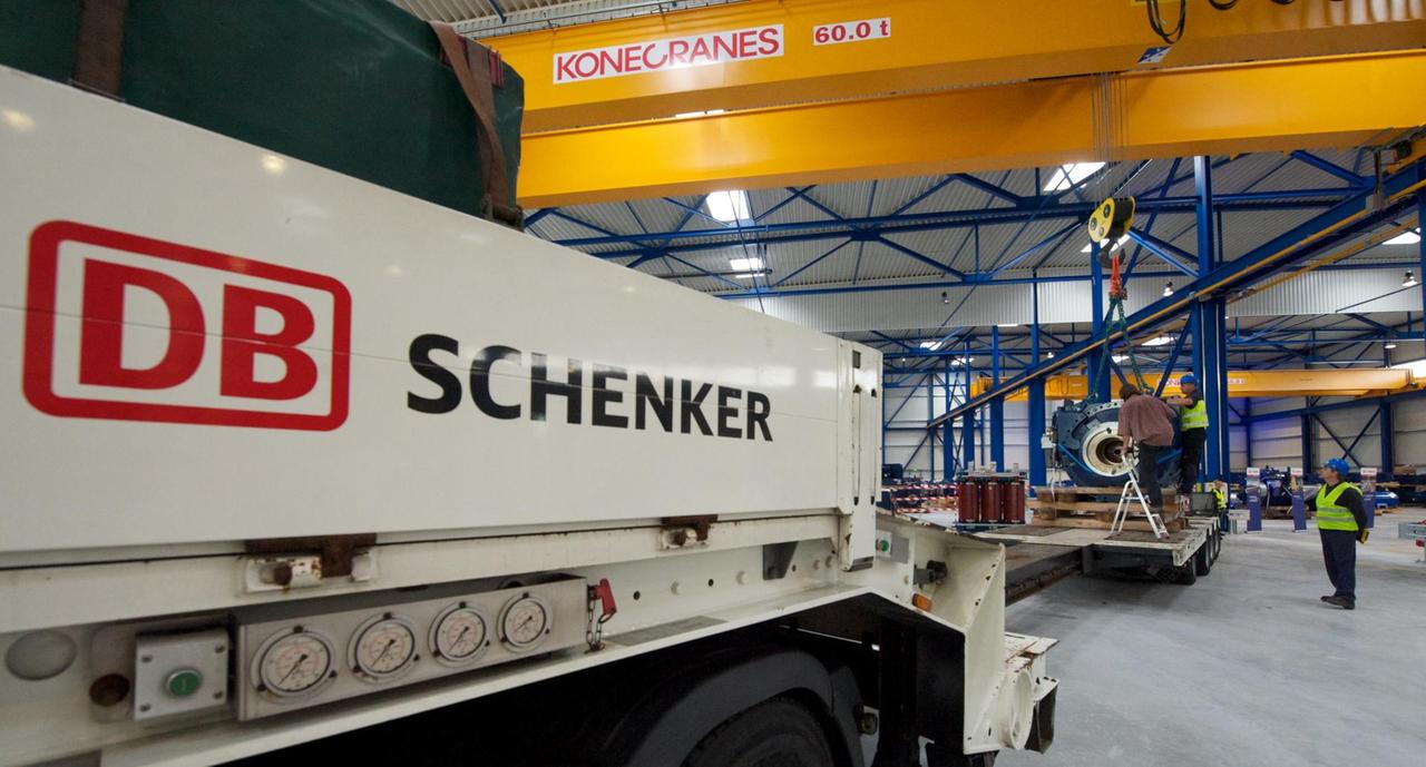 Ein Wellengetriebe einer Windkraftanlage wird am Freitag (09.09.2011) in dem Logistik-Standort der Deutsche Bahn-Tochter Schenker in Mutzschen (Kreis Leipzig) entladen. Ein Wellengetriebe einer Windkraftanlage wird am Freitag (09.09.2011) in dem Logistik-Standort der Deutsche Bahn-Tochter Schenker in Mutzschen (Kreis Leipzig) entladen.