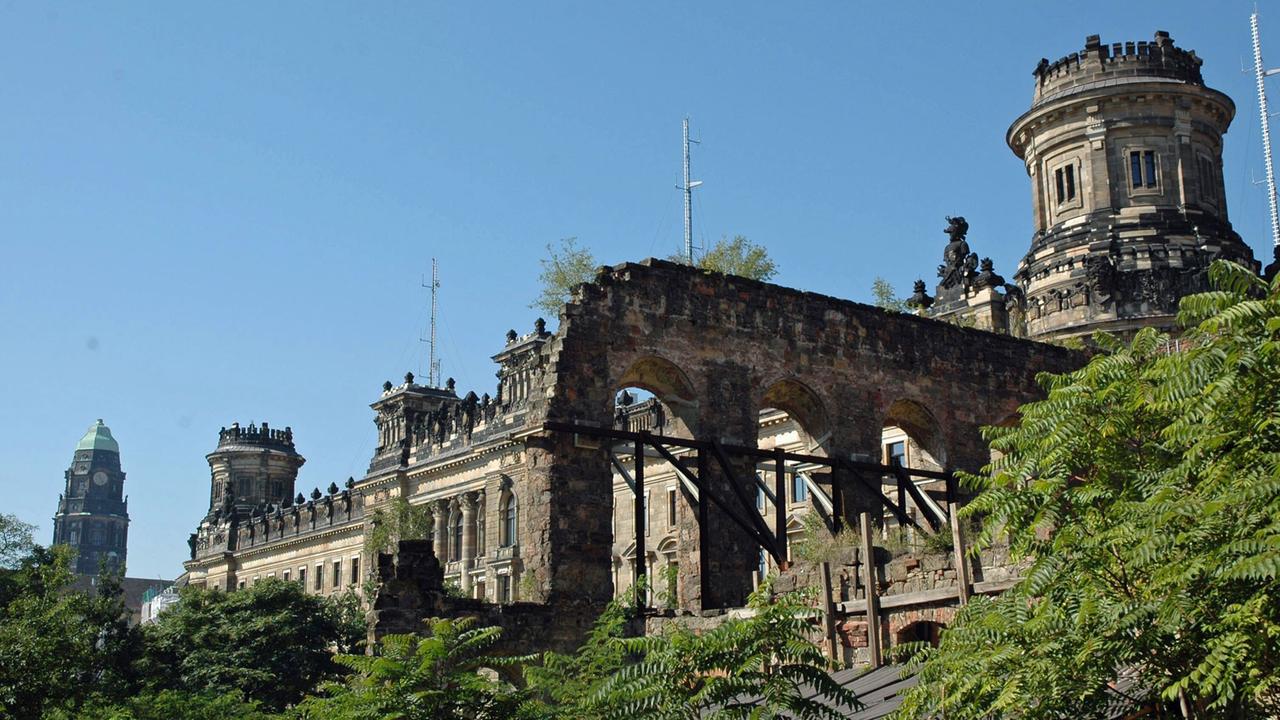 Ruine des Jazzclubs Tonne vor dem Polizeipräsidium in Dresden; Aufnahme vom September 2005 Ruine des Jazzclubs Tonne vor dem Polizeipräsidium in Dresden; Aufnahme vom September 2005