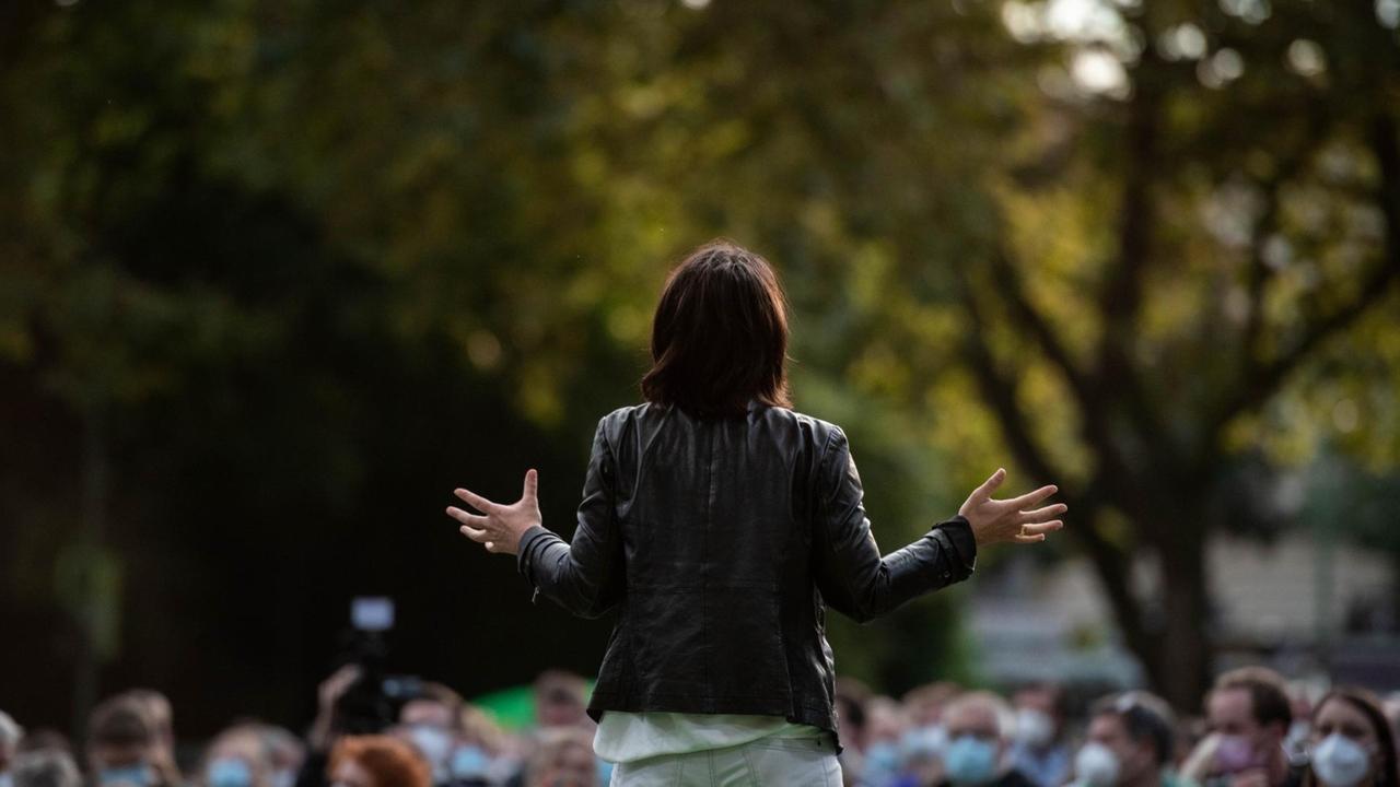 Annalena Baerbock, Kanzlerkandidatin und Bundesvorsitzende von Bündnis 90/Die Grünen, steht bei einem Wahlkampftermin der Grünen zur Bundestagswahl auf dem Podium. Annalena Baerbock, Kanzlerkandidatin und Bundesvorsitzende von Bündnis 90/Die Grünen, steht bei einem Wahlkampftermin der Grünen zur Bundestagswahl auf dem Podium.