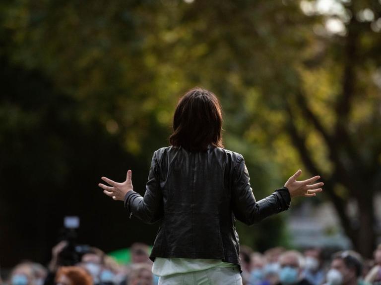 Annalena Baerbock, Kanzlerkandidatin und Bundesvorsitzende von Bündnis 90/Die Grünen, steht bei einem Wahlkampftermin der Grünen zur Bundestagswahl auf dem Podium.