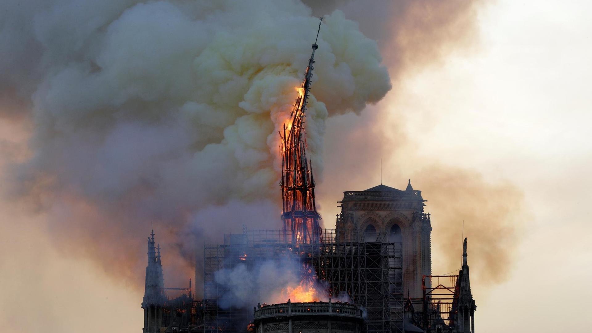 Der Spitzturm von Notre-Dame fällt während des Brandes um Der Spitzturm von Notre-Dame fällt während des Brandes um