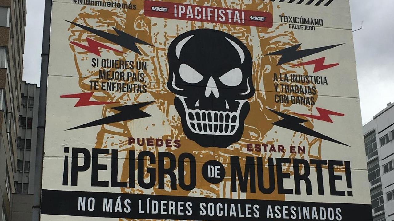 "Lebensgefahr" – Ein großes Wandgemälde in Bogotá erinnert an die zahlreichen Sozialaktivisten und Lokalpolitiker, die in den früheren FARC-Gebieten ermordet wurden. "Lebensgefahr" – Ein großes Wandgemälde in Bogotá erinnert an die zahlreichen Sozialaktivisten und Lokalpolitiker, die in den früheren FARC-Gebieten ermordet wurden.