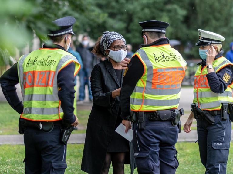 Demonstration am Friedrichsplatz in Karlsruhe. Die Polizei ueberwacht den Aufbau.